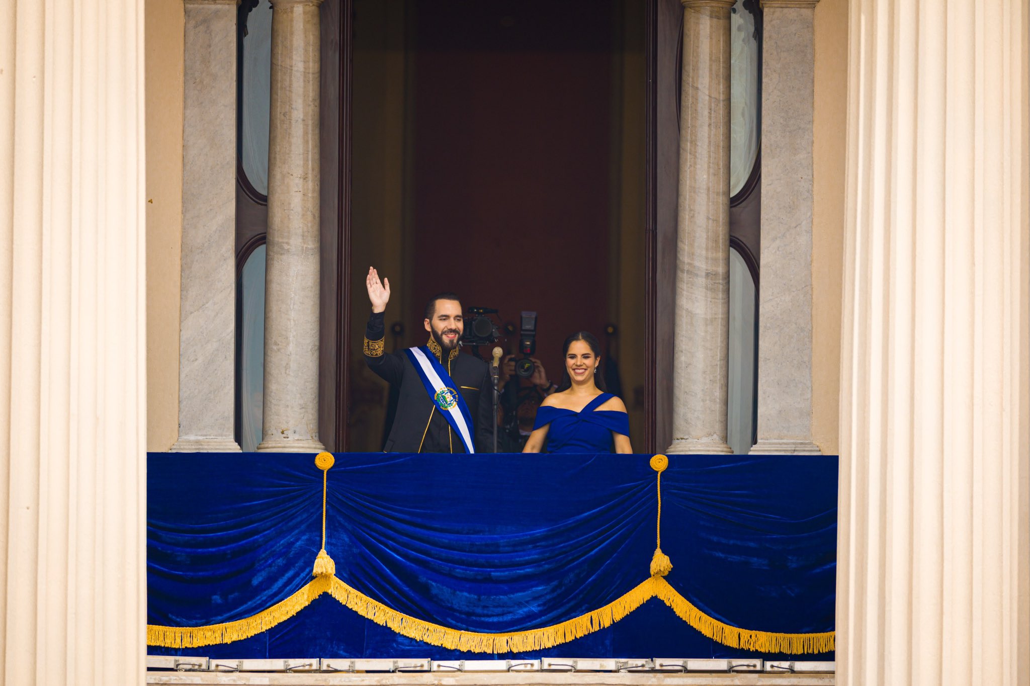 Nayib Bukele saludo