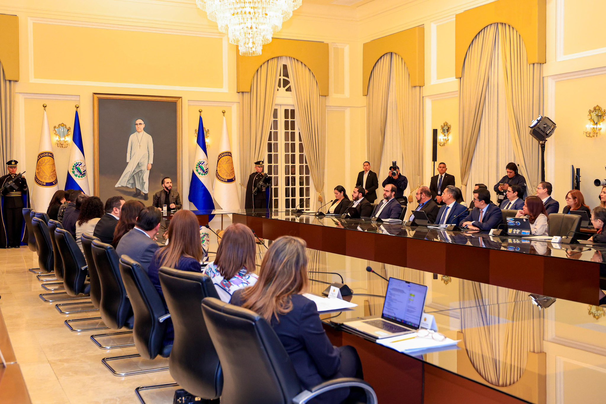 El presidente Bukele advirtió sobre abusos de precios y criticó duramente el dengue y las emergencias climáticas.