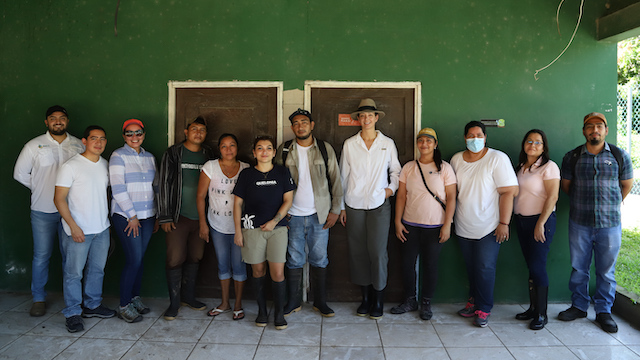 Recorrido en una parte de las áreas reforestadas con Mangle en Barra de Santago, Ahuachapán, el 21 de octubre de 2022, en El Salvador. El Banco Davivienda fondea a organzaciones como FUNDEMAS y AMBAS para trabajen en el rescate de los manglares destruidos por los fenómenos naturales, como huracanes y tormentas tropicales.
Foto Banco Davivienda /Salvador Melendez
