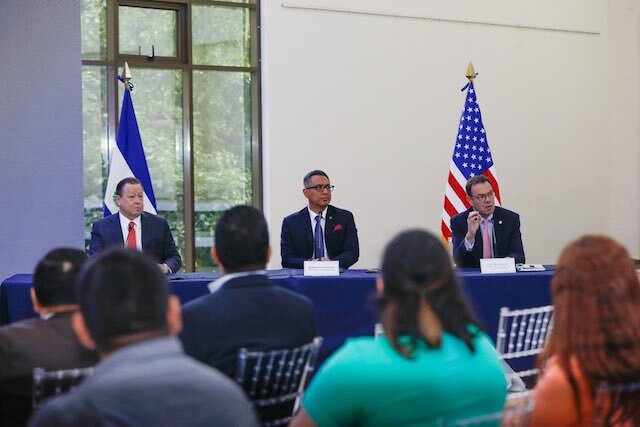 Conversión de la deuda Estados Unidos El Salvador río Lempa embajador Duncan, ministro Posada y presidente del CAF