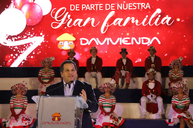 Ingeniero Gerardo Siman, presidente de Banco Davivienda El Salvador, durante el Encendido del Árbol Navideño Davivienda 2024 en los ex Redondeles de las Fuentes de Beethoven, en San Salvador, El Salvador, el 26 de noviembre de 2024
Foto Banco Davivienda/ Salvador Meléndez