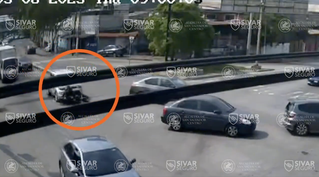 Motociclista invade carril y es impactado por vehículo 08-05-2025