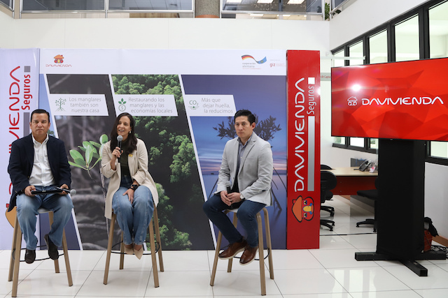 Conferencia de prensa por el Lanzamiento Seguro de Vida Verde Colectivo PYME del Banco Davivienda, el 16 de julio de 2025, en la Agencia del Centro Financiero en San Salvador, El Salvador.
Foto Banco Davivienda por Salvador Meléndez