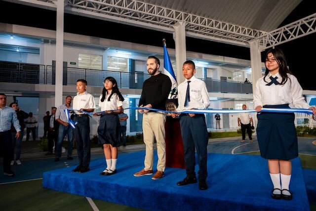 Nayib Bukele Dos Escuelas por Día