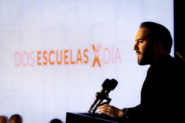 Nayib Bukele programa Dos Escuelas por Día