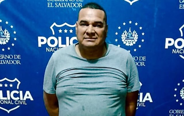 Darío Enrique Guzmán Urquilla, 55 años de edad, tenencia y portación, y disparos al aire