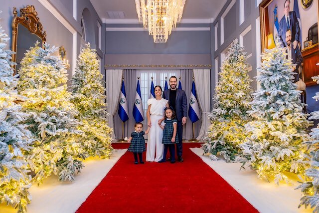 Nayib Bukele encendido árbol de Navidad 23-12-2025