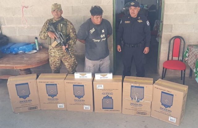 Cristian Ernesto Flores Sibrián, 32 años de edad, contrabando de mercadería